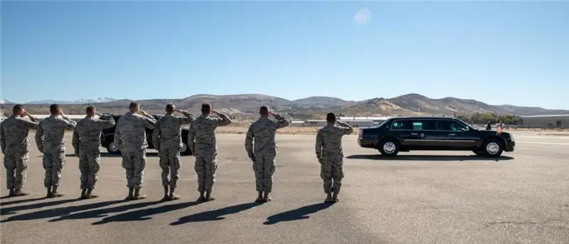 Я, Бог и лицемерные сторонники Трампа согласны с тем, что он избегает зон боевых действий