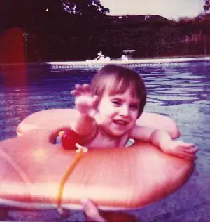 1988. Рианнон тянется к камере правой рукой. Но вскоре после того, как был сделан этот снимок, у нее случился серьезный инсульт (в возрасте трех лет), в результате которого правая сторона ее тела была парализована на всю жизнь