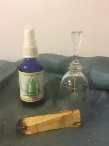 Крупный план брызг, пачкающих дерево и колокольчик. Фото Кэти Кассаб