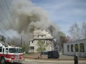 Дом в огне автора Юджин Перец