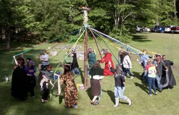 Танец майского дерева в исполнении The Sojo Circle Coven Beltane 2017 - фото использовано с разрешения