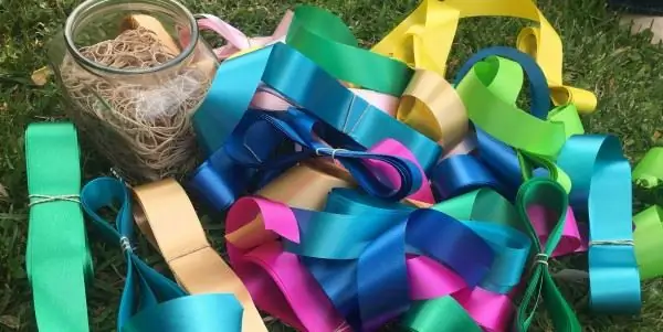 Нарезанные, скрученные и обмотанные резинкой ленты, готовые к зарядке и добавлению в топпер