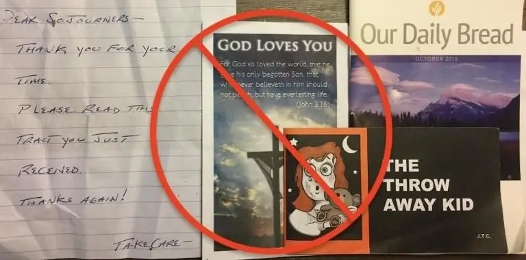 Ребенок-христианин читает Библию, но вместо этого выбирает колдовство