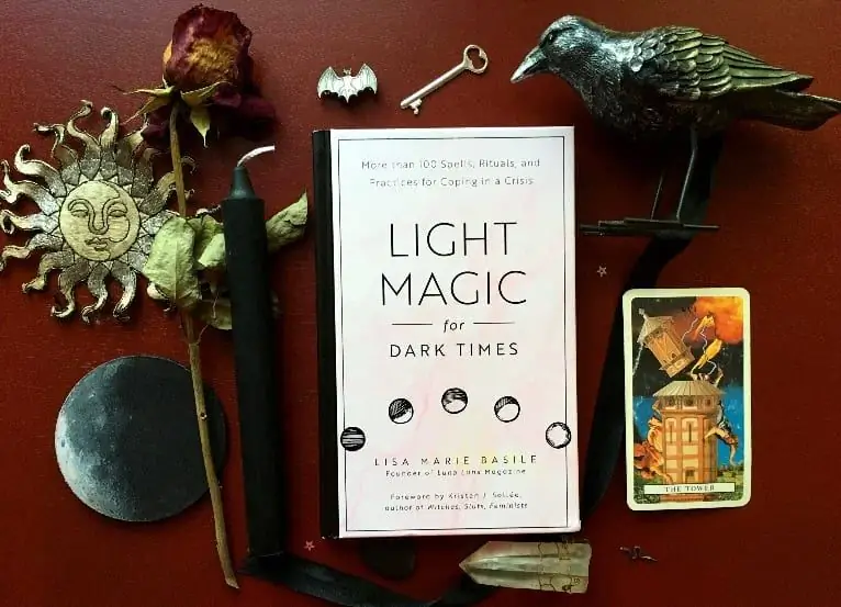 Рецензия на книгу: Light Magic For Dark Times Лиза Мари Базиль