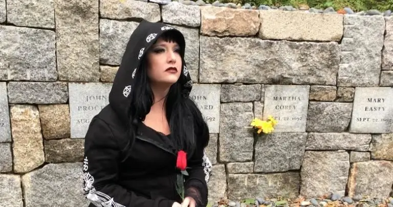 мемориал салемской ведьме мы помним мемориальную доску недостаточно