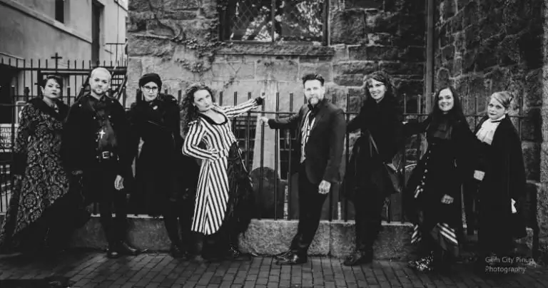 ведьмы и другие на отдыхе в церкви салема массачусетс черно-белое авторское право Кимми Линн