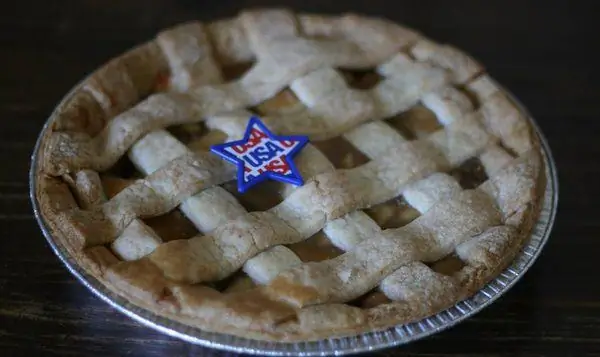 Петерсон, Полли (2015) Американец в роли яблочного пирога