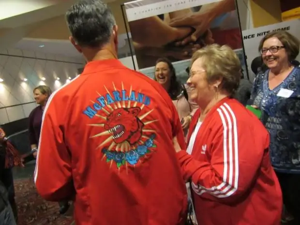 Джим и Шерил Уайт приветствуют друзей и семью после показа фильма McFarland USA в Pepperdine