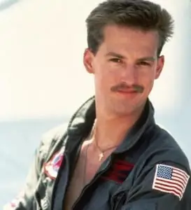 Мужчина в пилотской куртке