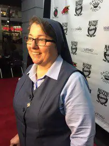 Видеожурналисты из Китая берут интервью на красной дорожке Razzies