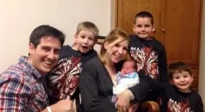 Дэйв и Эшли Уиллис на семейном фото новорожденного