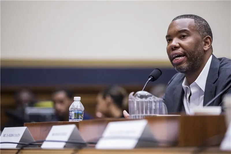 Писательница Та-Нехиси Коутс дает показания на слушаниях 2019 года по вопросу о возмещении ущерба за рабство