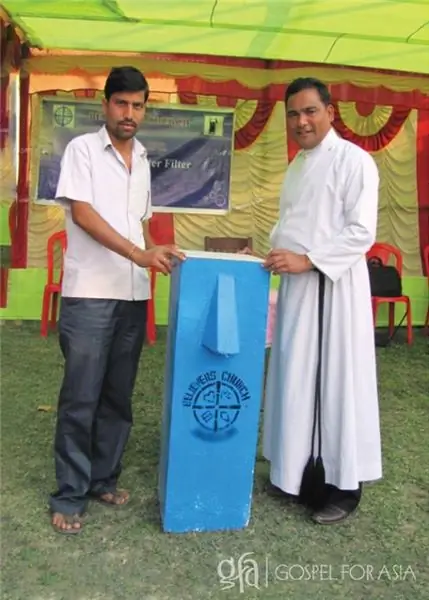 Обсуждение Бакула и его семьи, изнурительных последствий употребления нечистой воды и фильтра для воды «Евангелие для Азии», изменившего жизнь