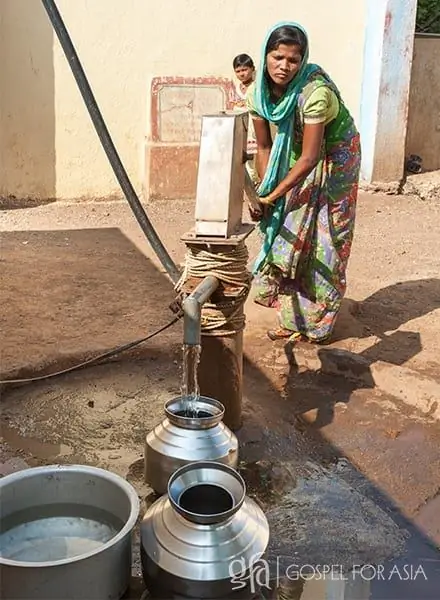 Евангелие для Азии, основанное доктором К. П. Йоханнан: Колодец Иисуса, подобный этому, теперь обеспечивает чистой водой Гафура, Дишиту и всю их деревню