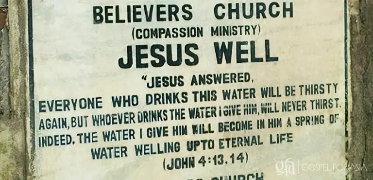 Евангелие для Азии, основанное доктором К. П. Йоханнан: На этой табличке у Колодца Иисуса изображено Иоанна 4:13-14