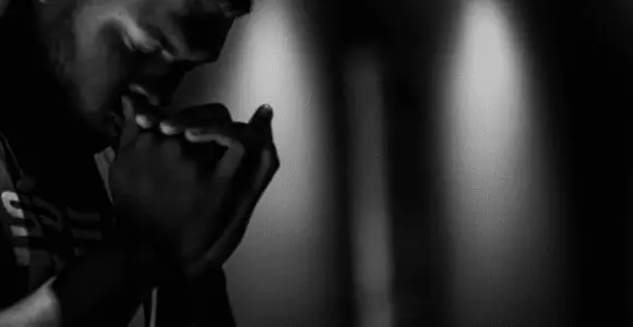 мужчина молится, молитва