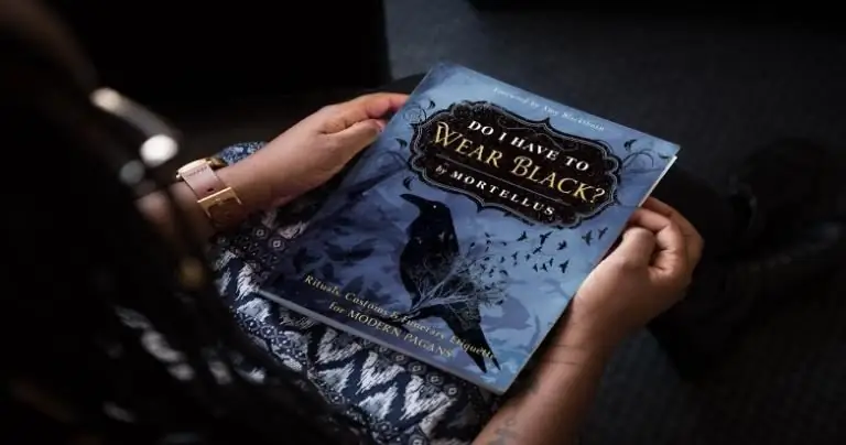 Рецензия на книгу: Должен ли я носить черное? Мортеллус