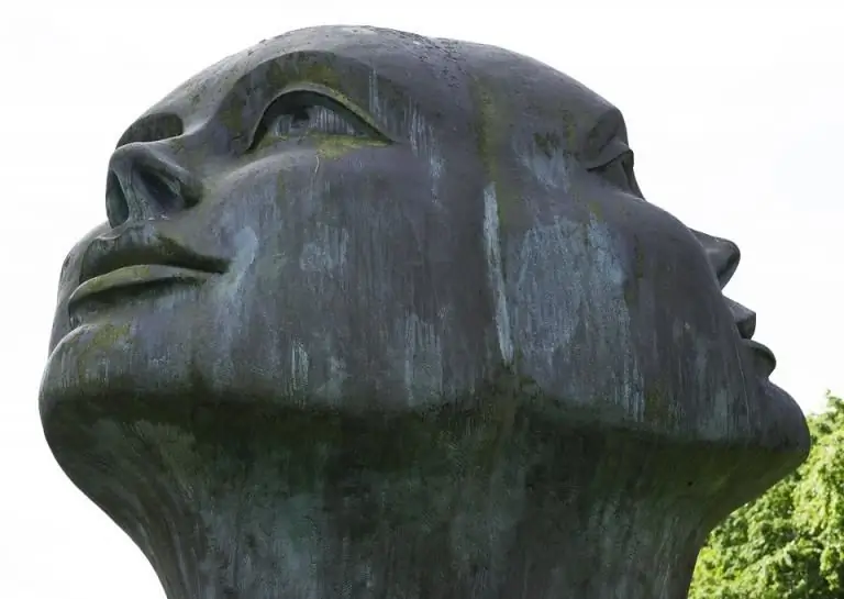 Обе стороны одинаковы - неточный и ленивый ответ