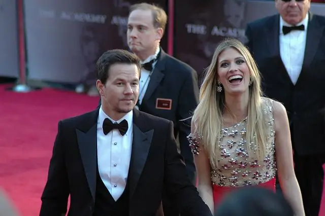 Актер Марк Уолберг говорит, что его священник спас его от «жизни, полной наркотиков и насилия»