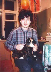 Саша и кот, которому понравилась «Правда» (Фото Фейт МакДоннелл)