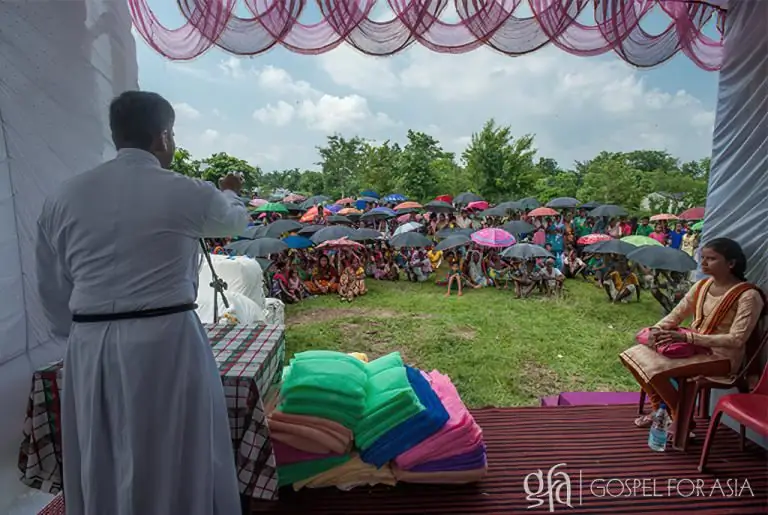 Евангелие для Азии Поставляемая москитная сетка помогает человеку избавиться от зависимости