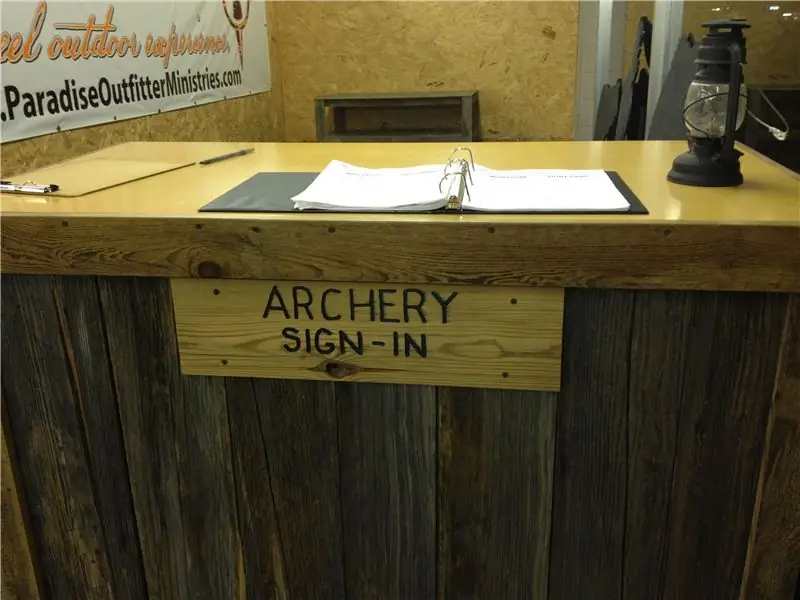 Церковь, стреляющая из лука, нацелена на мужчин