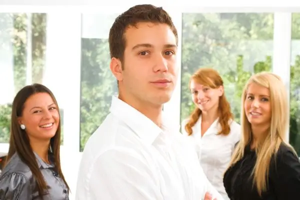 Почему мужчины-христиане играют на поле