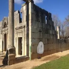 Одежда скрывает фаллический символ, нанесенный под крестом