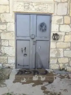 Граффити на двери церкви. Вероятнее всего, для поджигания двери использовалась легковоспламеняющаяся жидкость, как это уже случалось при других нападениях. Комитет по делам перемещенных лиц Кафар Бирем