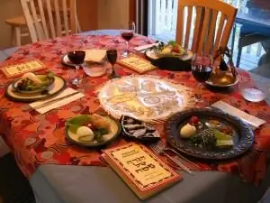 1200px-A_Seder_table_setting 1200px-A_Seder_table_setting