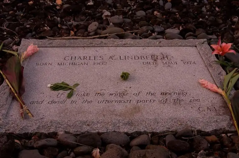 Надгробие Чарльза Линдберга на Гавайях
