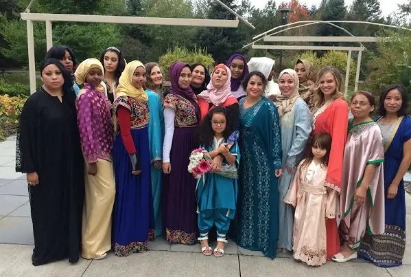 Скромный показ мусульманских мод предназначен для смешанной аудитории