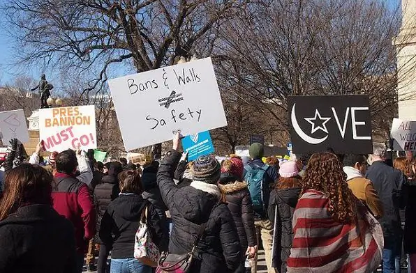 Борьба с MuslimBan еще не окончена - вот как вы можете помочь