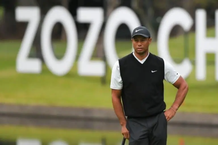 Тайгер Вудс лидирует в чемпионате Zozo, отложенном из-за дождя