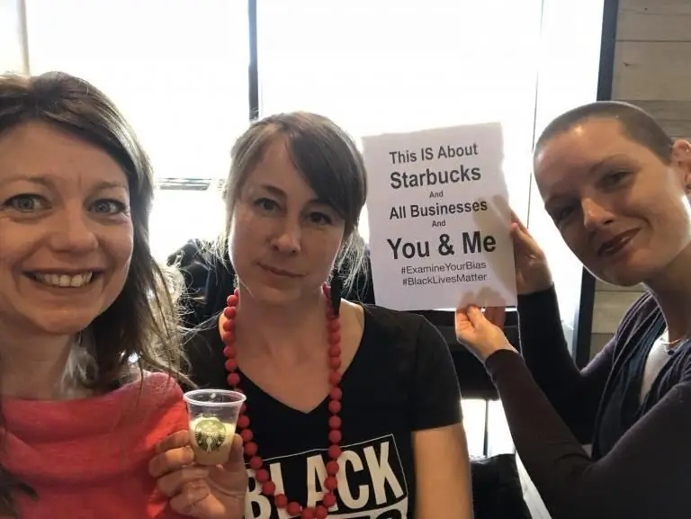 White Privilege получает халяву за то, что слоняется без дела в Starbucks