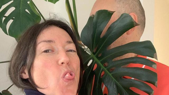 Муж прячет жуткого клоуна в день свадьбы, жена-сюрприз 1 год спустя