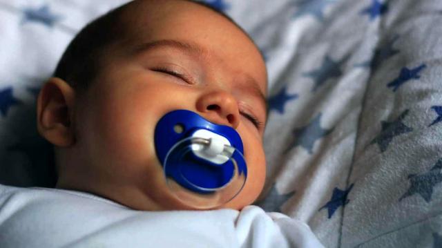 Пеленание может увеличить риск развития СВДС у вашего ребенка, заявляет новое исследование