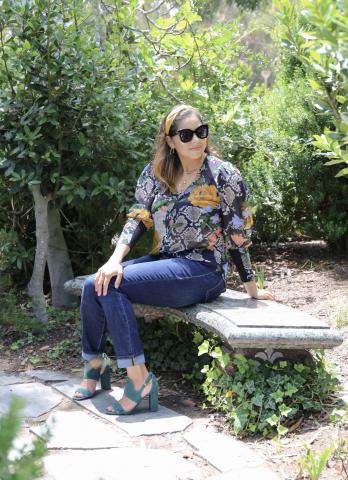 Как носить змеиный принт на работе