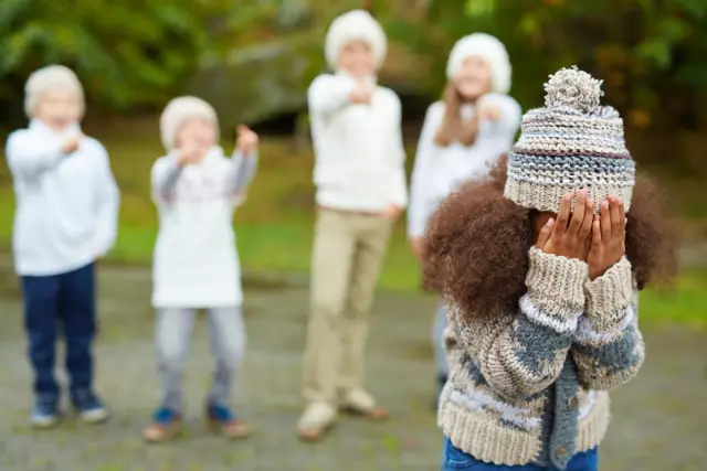 Расизм, проклятый расизм и статистика: использование правды, чтобы сказать ложь
