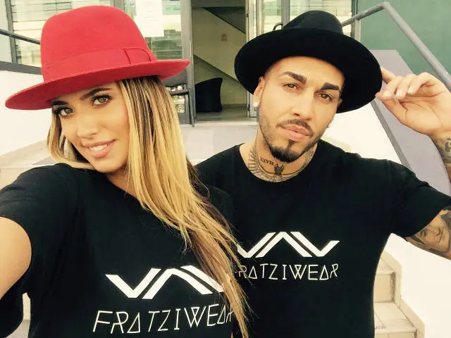 На Алекса Джонса подали в суд из-за заговора Сэнди Хук, назвав это нападением на 1-ю поправку