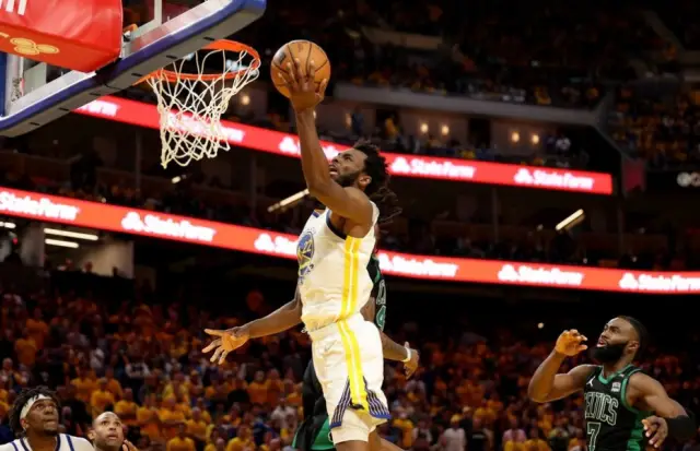 Что было, когда темная энергия впервые захватила Вселенную?