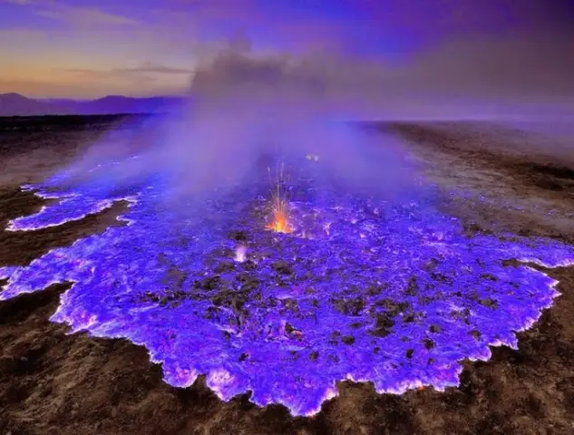 Лава этого извергающегося вулкана кажется синей, и наука знает, почему