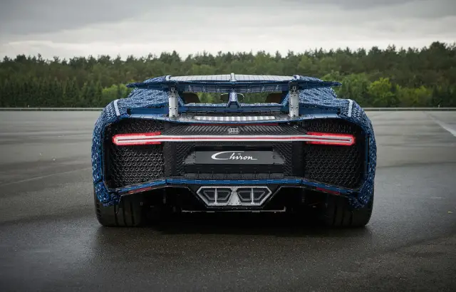 LEGO строит управляемый Bugatti Chiron в натуральную величину. Смотреть это идет