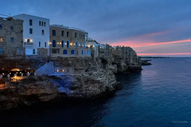 Что делает этот большой экран в телефонной будке?