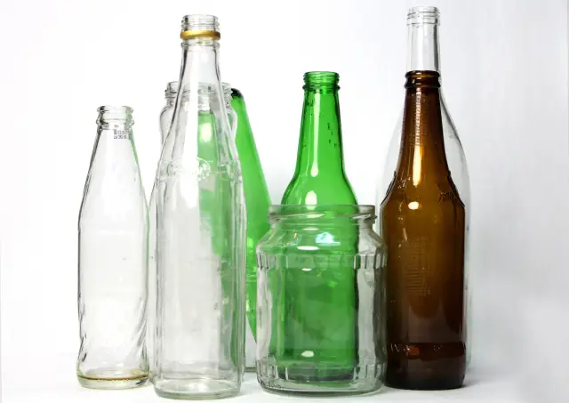 Эта бутылка для воды без пластика полностью растворяется менее чем за 3 недели